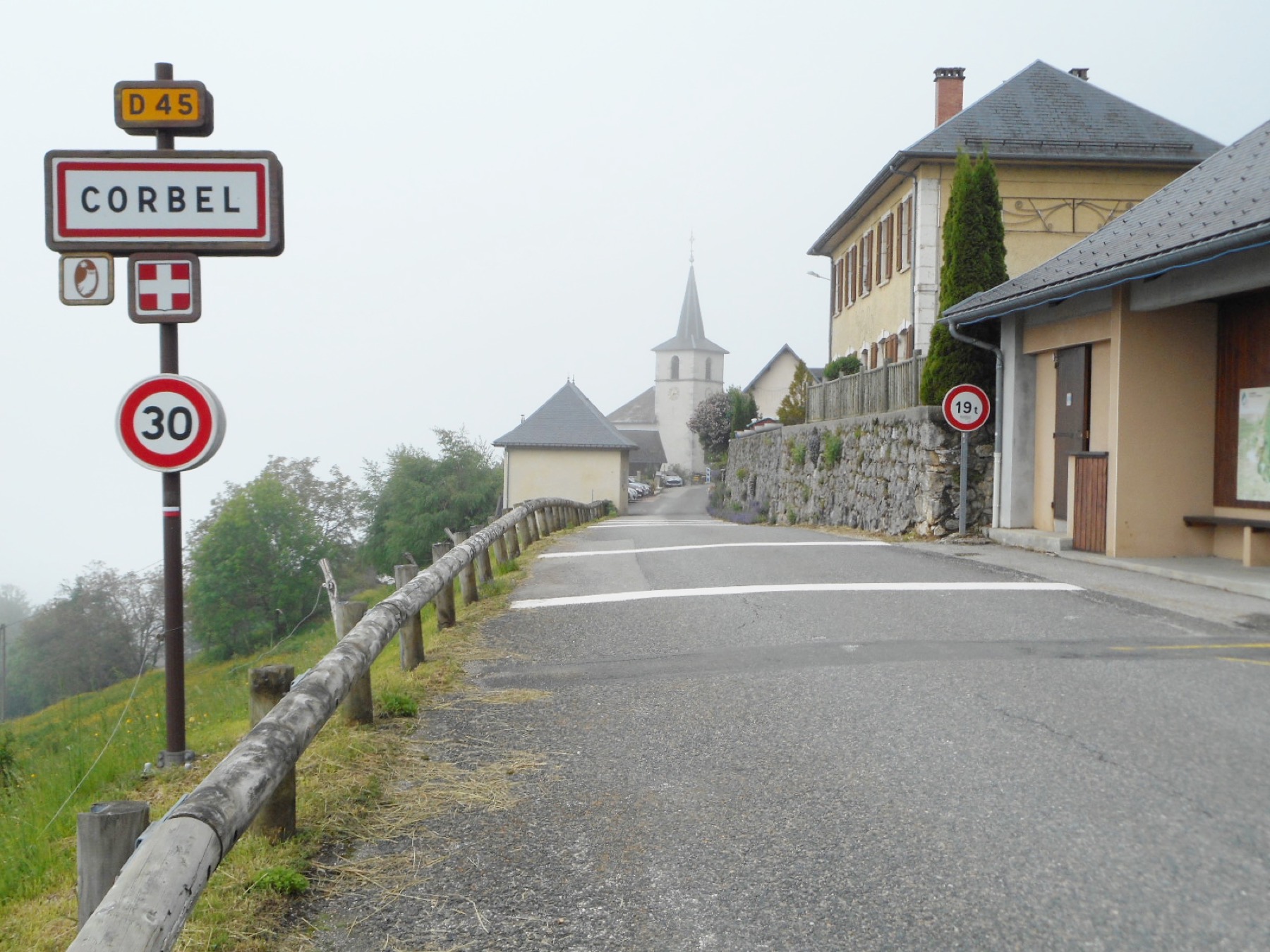 La route du village de Corbel et son clocher