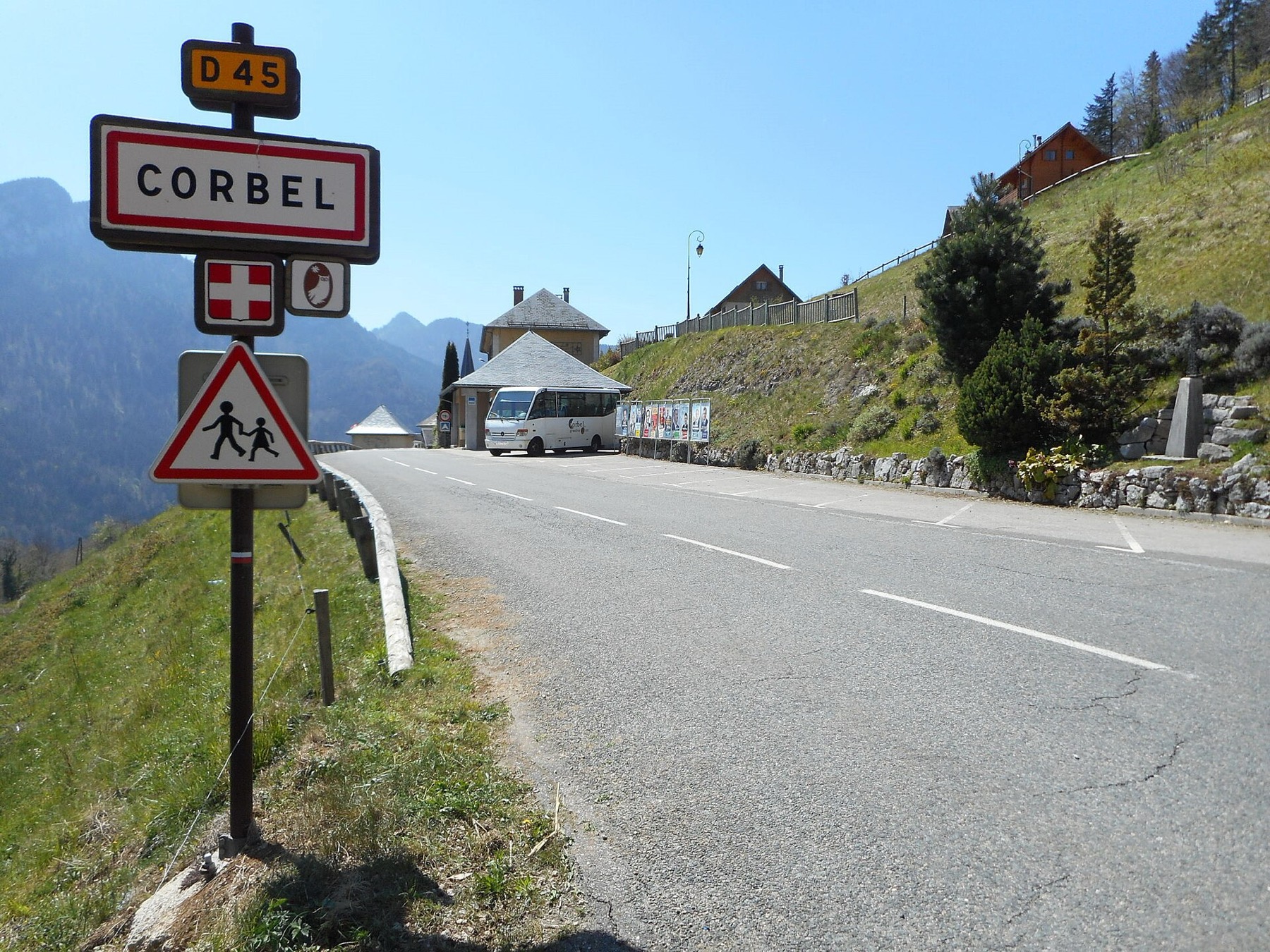 L'entrée du village au printemps