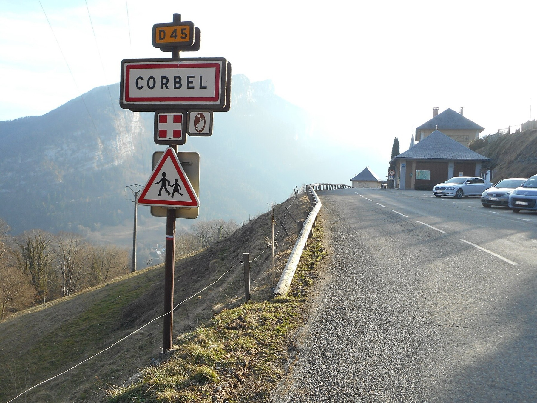 L'entrée du village en hiver